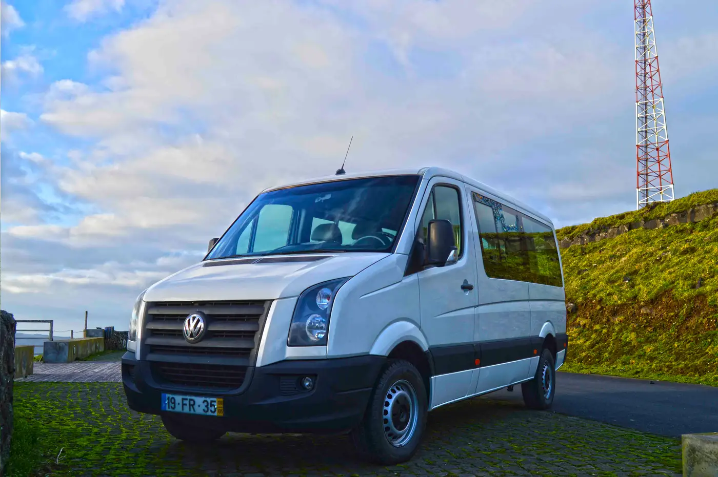 Carrinha da TuriAzores num miradouro da ilha Terceira